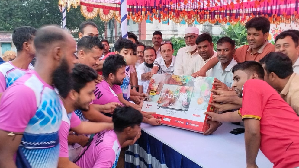 কালীগঞ্জে ব্যবসায়ীদের ফুটবল ফাইনাল, ৪-২ গোলে লাল দলের জয়