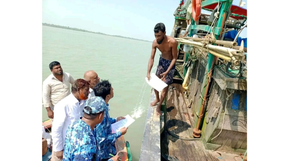 কক্সবাজারের কুতুবদিয়ায় মা ইলিশ সংরক্ষণ অভিযান, ফিশিং ট্রলারকে জরিমানা