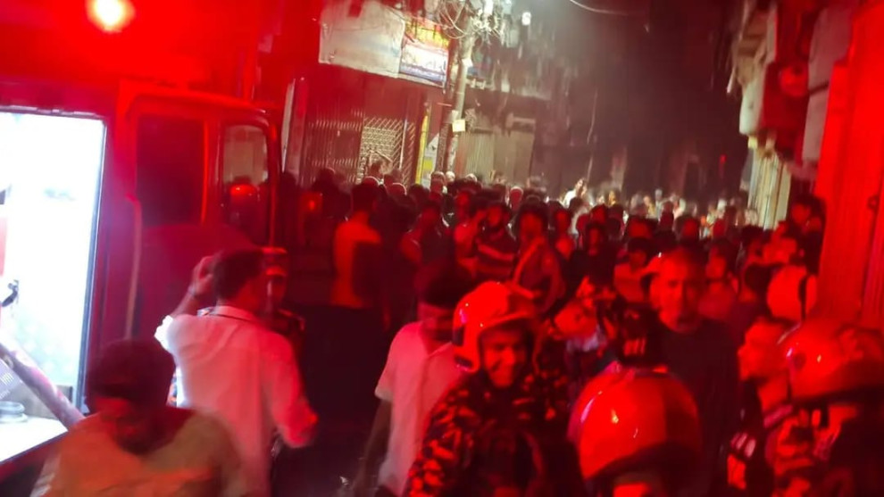সরু গলি ও পানির স্বল্পতার কারণে চকবাজারের আগুন নেভাতে বেগ পেতে হচ্ছে ফায়ার সার্ভিসকে