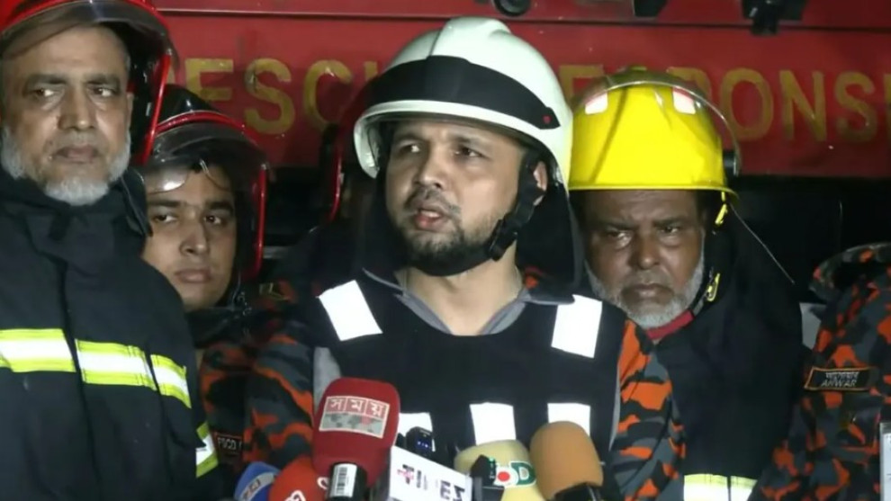 পুরোপুরি নিয়ন্ত্রণে আসেনি চকবাজারের আগুন, কাজ করছে ১২ ইউনিট