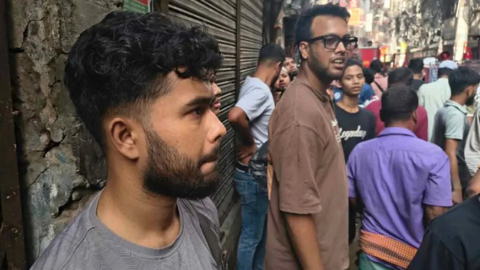 চকবাজারে আগুনে সর্বস্ব হারানোর শঙ্কায় ব্যবসায়ীরা