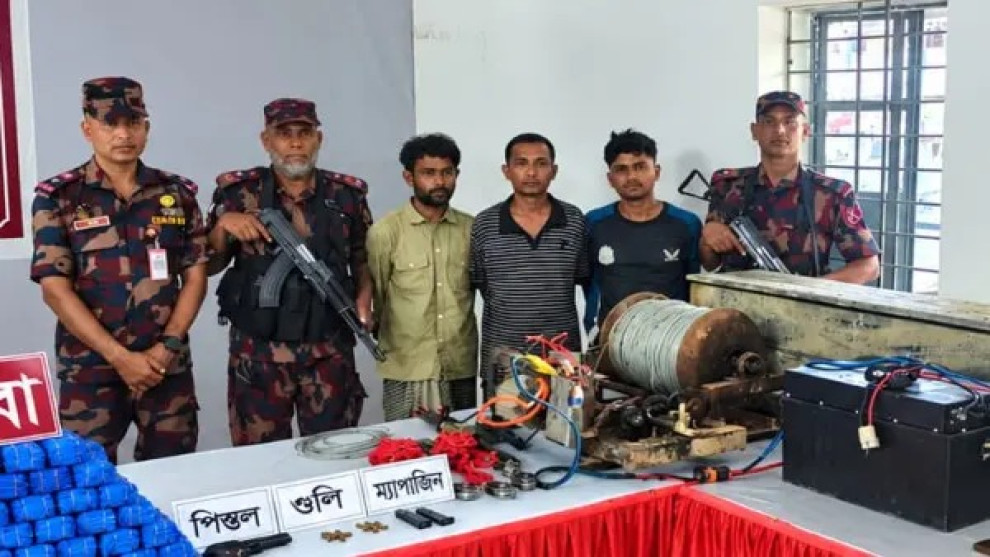 ডুবন্ত কন্টেইনারে ৩০ লাখ ইয়াবা পাচারের অভিনব কৌশল, আটক ৩