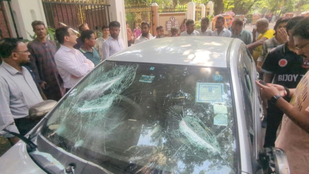 ঢাবিতে শিক্ষকের ছেলের গাড়ির ধাক্কায় ৬ শিক্ষার্থী আহত