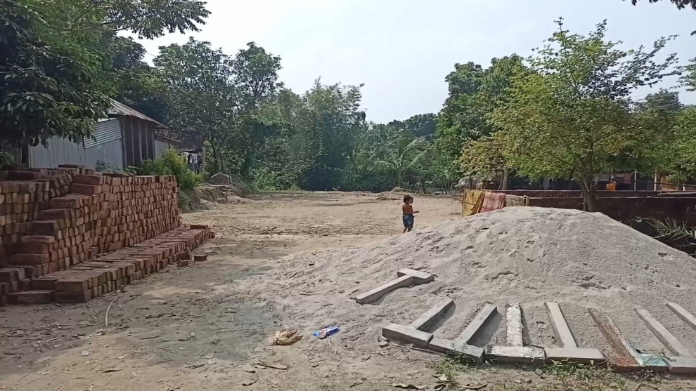 ফরিদপুরে জমি কিনেও বসতঘর নির্মাণে বাধার অভিযোগ, ৫ লাখ টাকা চাঁদা দাবির কথা জানালেন ভুক্তভোগী