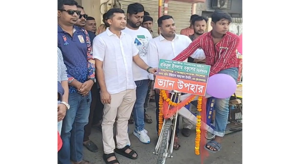 চুরি হওয়া ভ্যানের বদলে নতুন ভ্যান পেল শিশু সাকিব, পাশে দাঁড়ালেন স্বেচ্ছাসেবক দল নেতা ইস্তি
