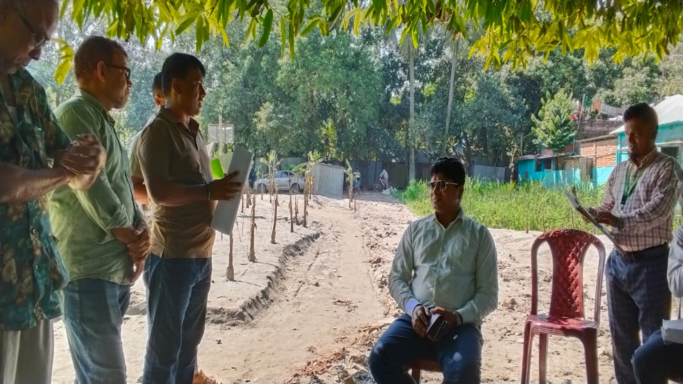 কালীগঞ্জে বিরোধপূর্ণ জমি পরিদর্শনে সহকারী কমিশনার (ভূমি), রায় না হওয়া পর্যন্ত বালু ভরাটে নিষেধাজ্ঞা