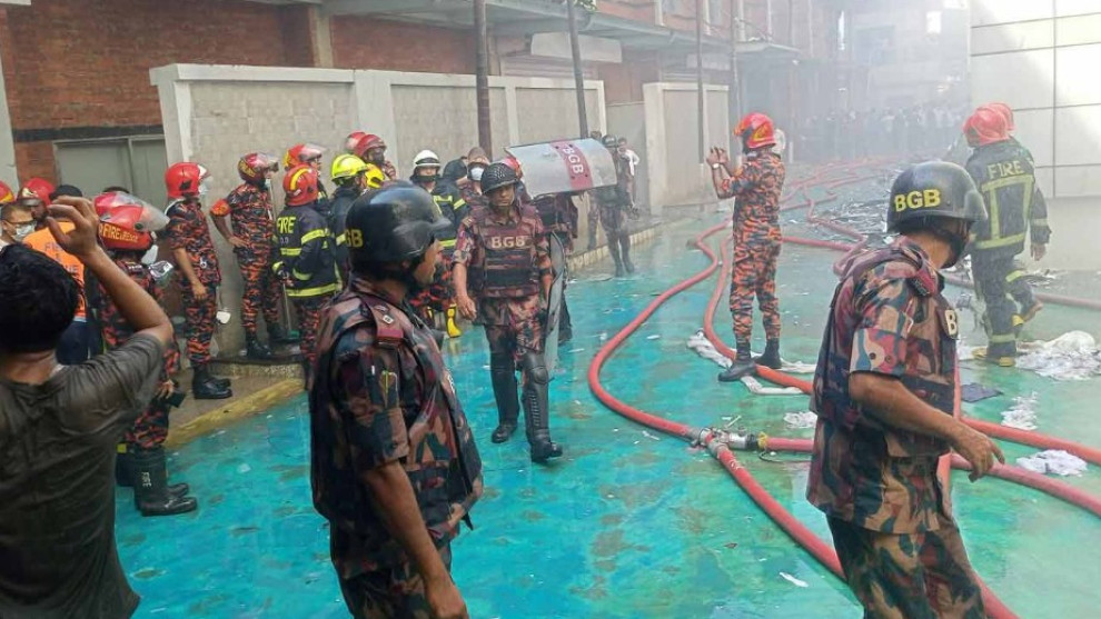গাজীপুরে ওষুধ কারখানায় আগুন, কাজ করছে ২০ ইউনিট