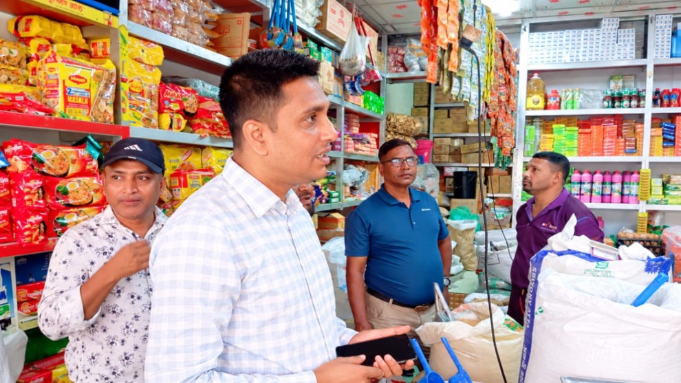 শার্শার বাগআঁচড়া বাজারে ভোক্তা অধিকারের অভিযান, দুই প্রতিষ্ঠানকে জরিমানা