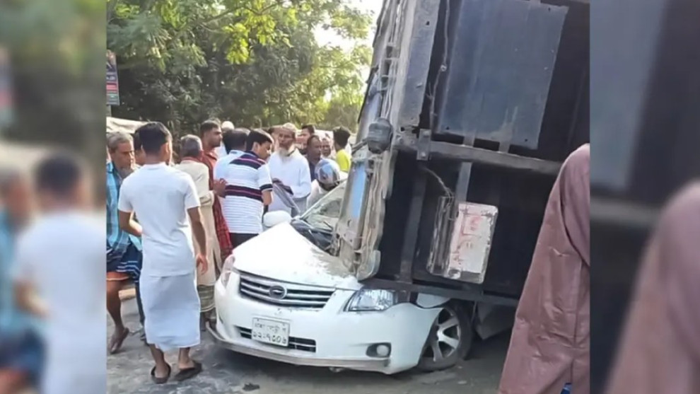 ফরিদপুরে ট্রাক উল্টে প্রাইভেটকারের ওপর, মা-ছেলের মৃত্যু