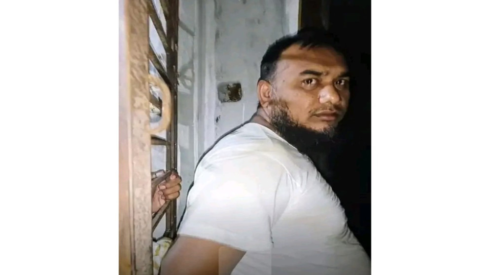 পাবনায় ছাত্রীকে ধর্ষণচেষ্টার অভিযোগ, মাদ্রাসা ও শিক্ষকের বাড়িতে আগুন