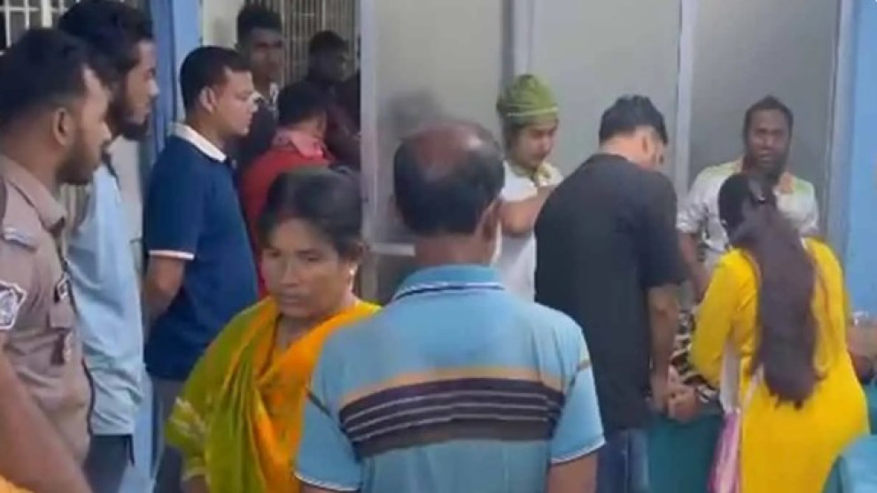 খুলনায় মুদি দোকানিকে গুলি, পেটে গুলিবিদ্ধ হয়ে হাসপাতালে