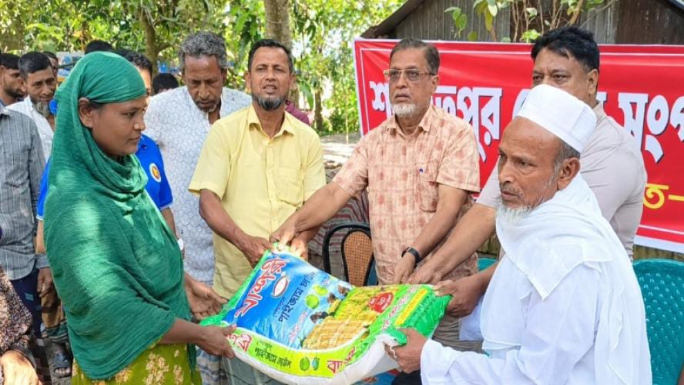 শরীয়তপুরে ১০০ দরিদ্র পরিবারের মাঝে চাল বিতরণ করলেন স্পেনপ্রবাসী