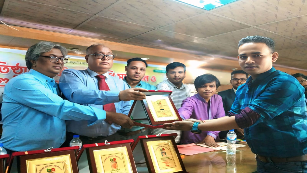 বাংলাদেশ মেইলের বর্ষসেরা মাল্টিমিডিয়া রিপোর্টার সম্মাননা দেওয়া হয় বিপ্লব তালুকদার,কে