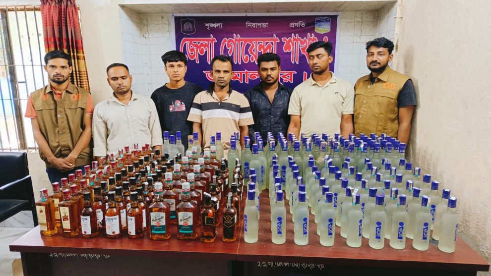 বকশীগঞ্জে ছাত্রদল নেতাসহ ৫ জন আটক, ২১৭ বোতল ভারতীয় মদ জব্দ