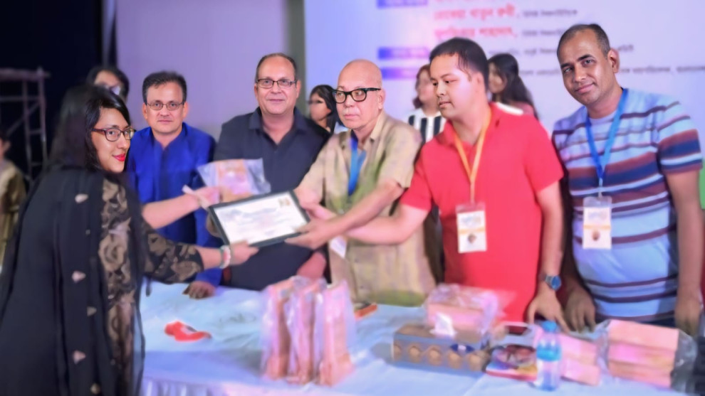‘পিঁপড়ে ও হাতির যুদ্ধ’ বইয়ের জন্য বাবুই বেস্ট সেলার অ্যাওয়ার্ড পেলেন তুলতুল