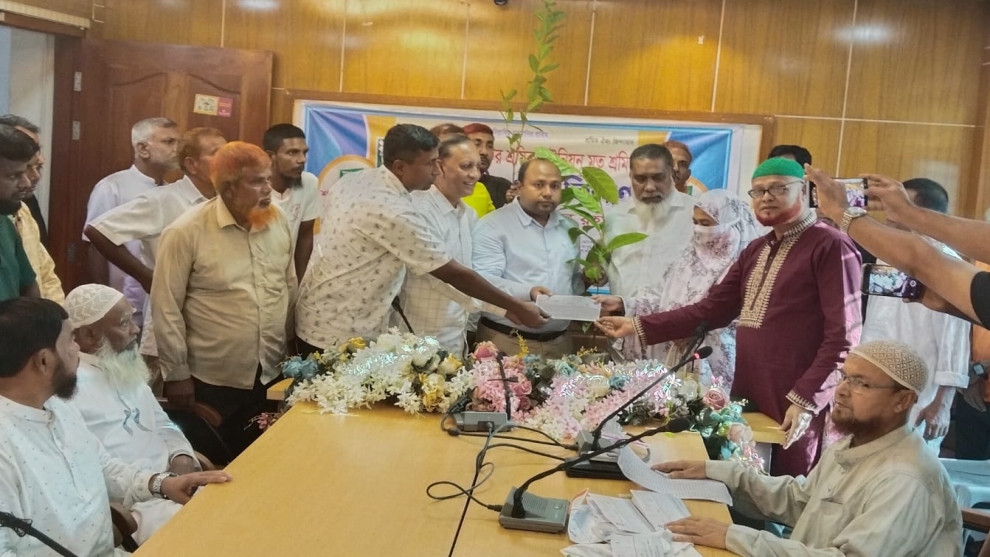 বগুড়ায় মৃত মোটর শ্রমিকের পরিবারের পাশে দাঁড়ালেন মোটর শ্রমিক ইউনিয়ন
